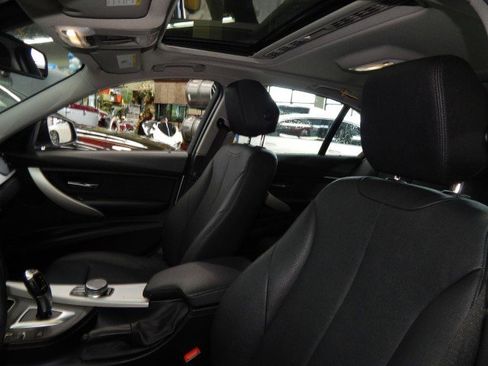 Used 2018 BMW 320i xDrive 320i xDrive AWD w/ Convenience Package image 17