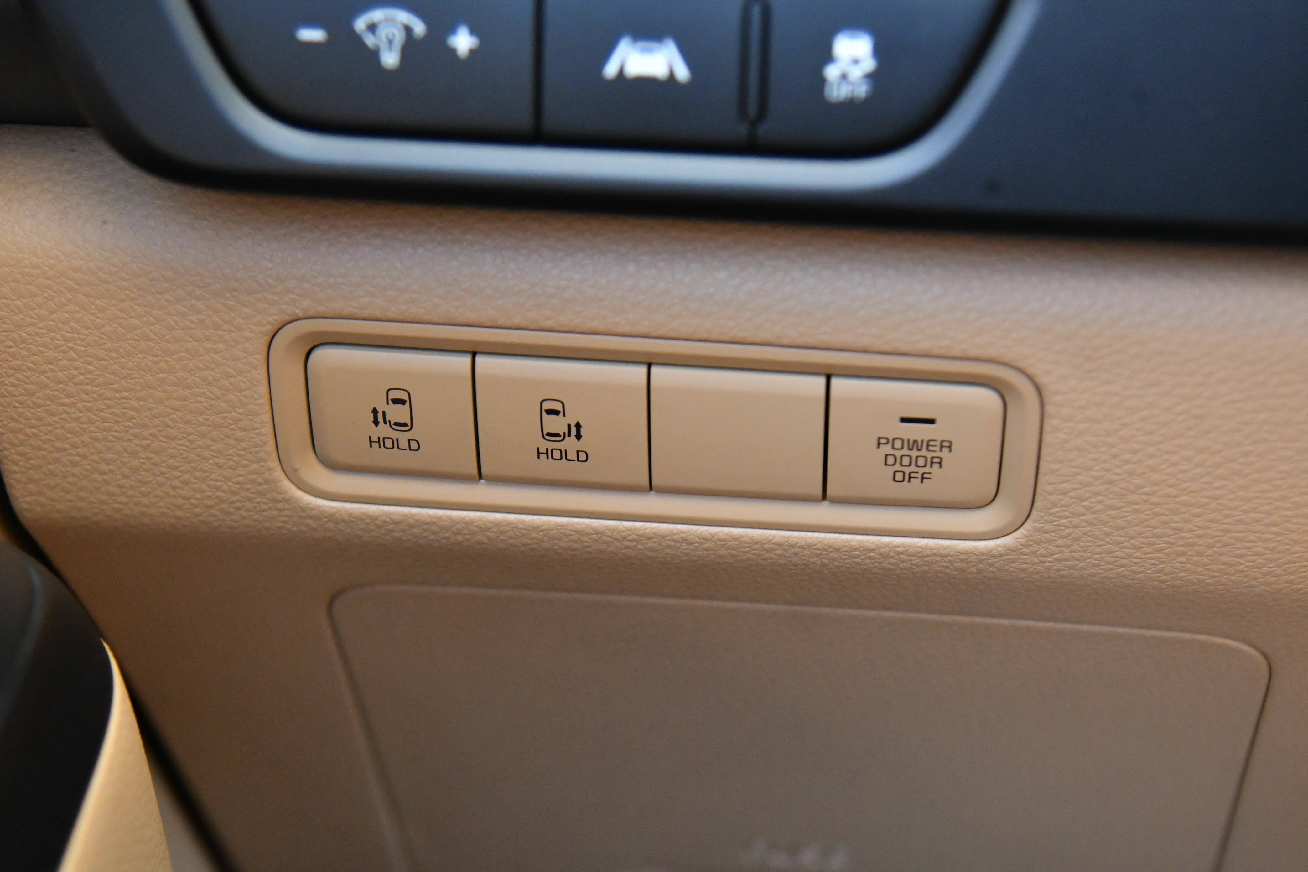 Used 2022 Kia Carnival LX FWD image 32