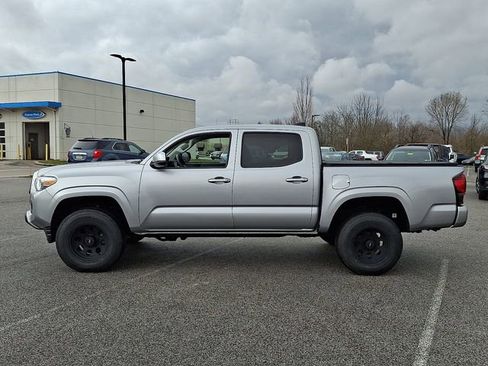 Used 2023 Toyota Tacoma SR AWD/4WD image 4