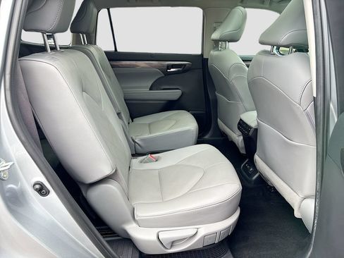 Used 2021 Toyota Highlander Platinum FWD image 22
