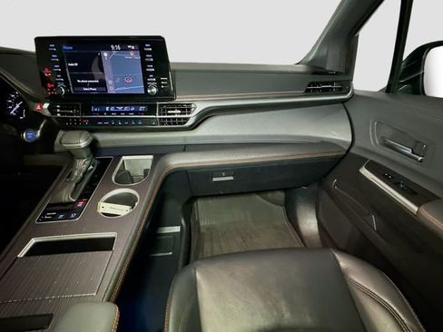 Used 2022 Toyota Sienna XSE image 34
