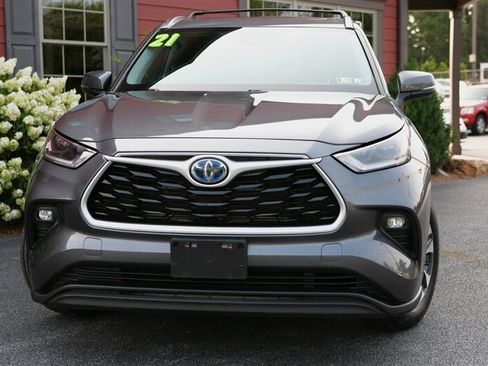 Used 2021 Toyota Highlander XLE image 2