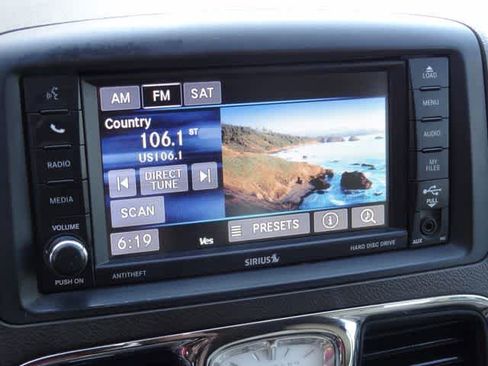 Used 2014 Chrysler Town & Country Touring FWD image 22