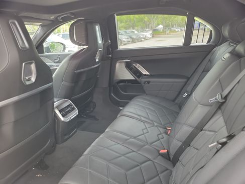 Used 2023 BMW 760i xDrive w/ Luxury Rear Seating Package AWD/4WD image 14