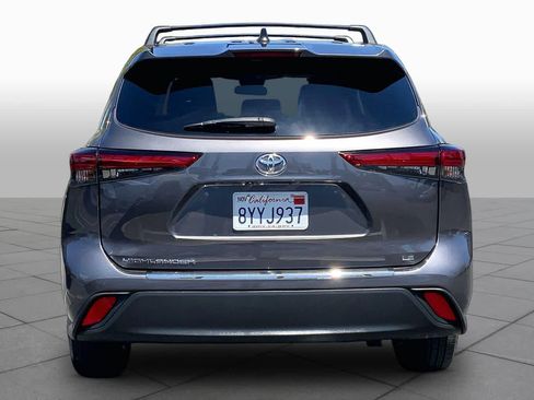 Used 2022 Toyota Highlander LE FWD image 4