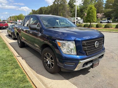 Used 2022 Nissan Titan SV image 3