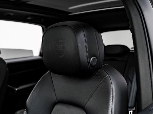 Used 2022 Porsche Cayenne w/ Premium Package image 31