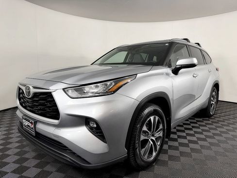 Used 2020 Toyota Highlander XLE AWD/4WD image 2