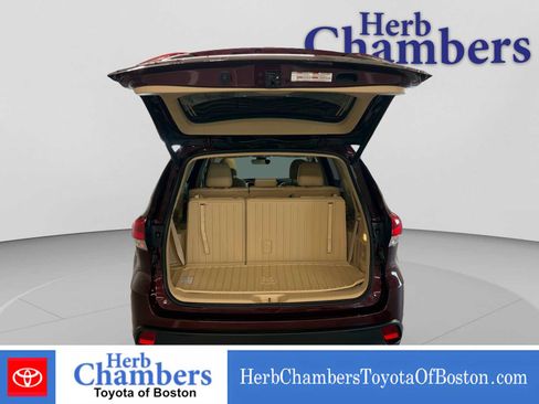 Used 2019 Toyota Highlander XLE AWD/4WD image 4