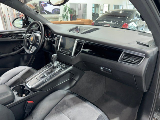 Used 2018 Porsche Macan AWD/4WD image 53