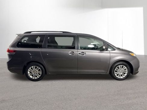 Used 2013 Toyota Sienna XLE image 37