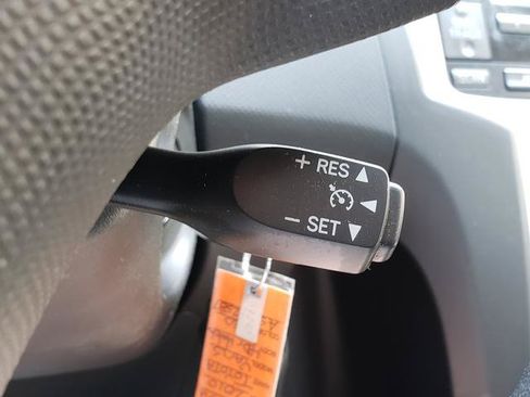 Used 2010 Toyota Yaris 4-Door Hatchback FWD image 21