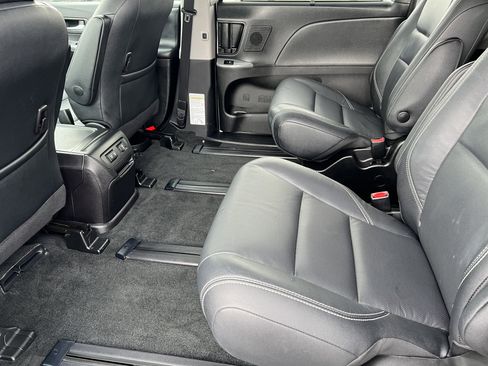 Used 2019 Toyota Sienna SE image 16