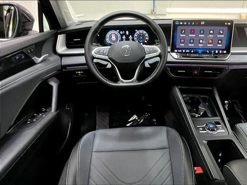 Used 2025 Volkswagen Tiguan SE w/ Panoramic Sunroof Package image 7