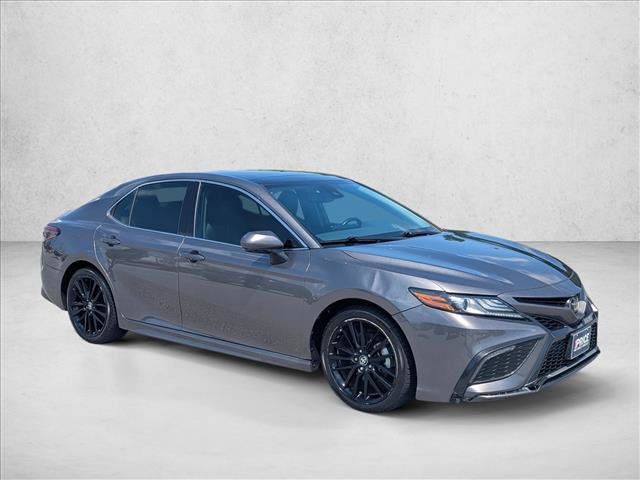 Used 2022 Toyota Camry XSE FWD image 3