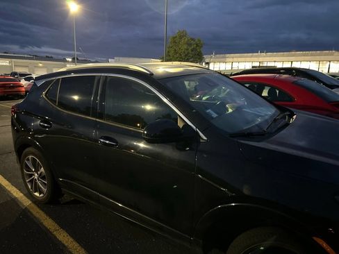 Used 2020 Buick Encore GX Essence w/ Experience Buick Package FWD image 2