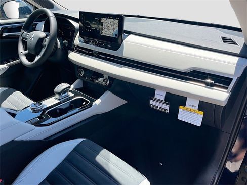 New 2025 Mitsubishi Outlander SE image 30
