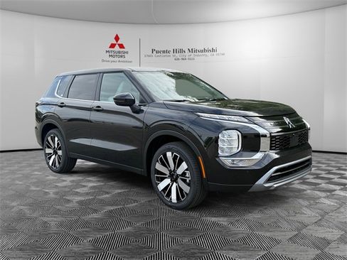 New 2025 Mitsubishi Outlander SE image 3