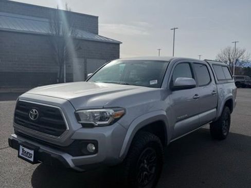 Used 2017 Toyota Tacoma SR5 RWD image 2