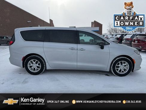 Used 2026 Chrysler Pacifica Select image 1