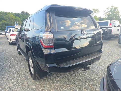 Used 2017 Toyota 4Runner SR5 AWD/4WD image 4
