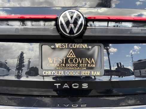 Used 2025 Volkswagen Taos SE AWD/4WD image 9