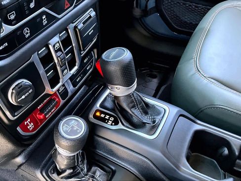 Used 2025 Jeep Gladiator Mojave AWD/4WD image 15