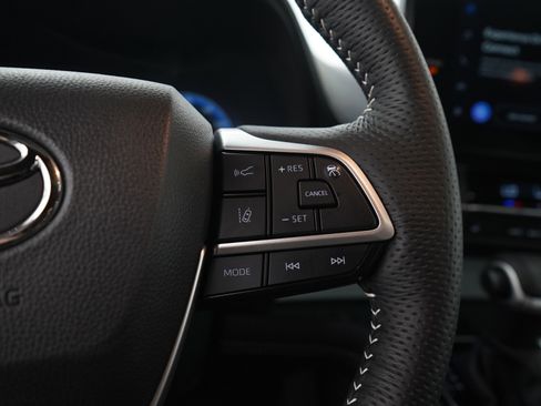Used 2025 Toyota Sienna XSE FWD image 28