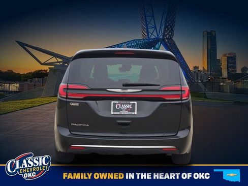 Used 2023 Chrysler Pacifica Touring-L FWD image 6
