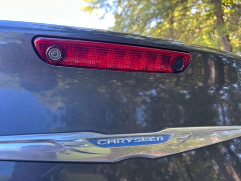 Used 2015 Chrysler 300 C image 5