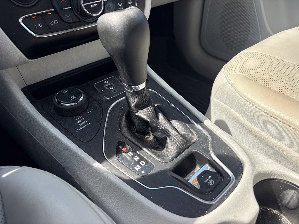 Used 2021 Jeep Cherokee Latitude Lux w/ Sun & Sound Group AWD/4WD image 29