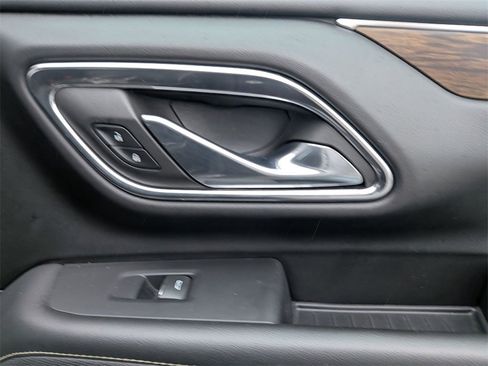 Used 2023 Chevrolet Suburban Premier image 32