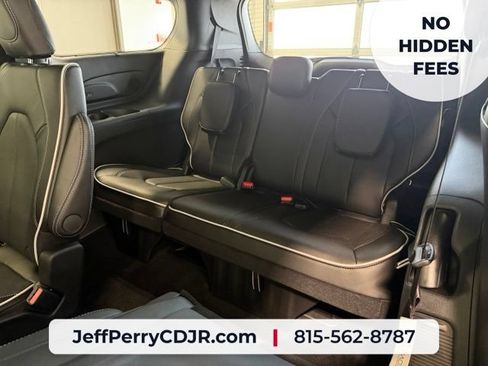New 2027 Chrysler Pacifica Limited w/ Family Tech Group AWD/4WD image 27