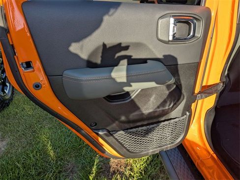 New 2025 Jeep Gladiator Mojave w/ Convenience Group image 25