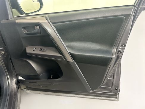 Used 2018 Toyota RAV4 LE w/ Carpet Mat Package FWD image 31