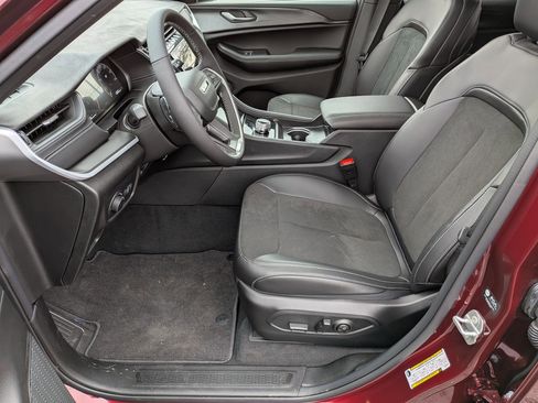 New 2025 Jeep Grand Cherokee Altitude image 10