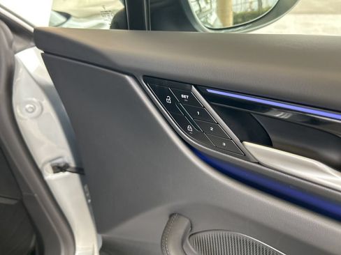 Used 2025 Porsche Macan Electric RWD image 26