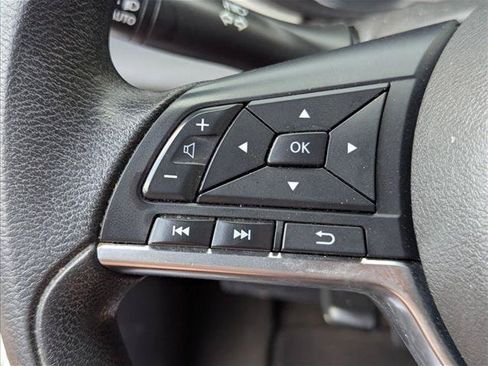 Used 2022 Nissan Versa SV FWD image 11