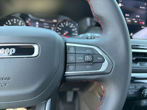 Used 2025 Jeep Compass Trailhawk AWD/4WD image 17