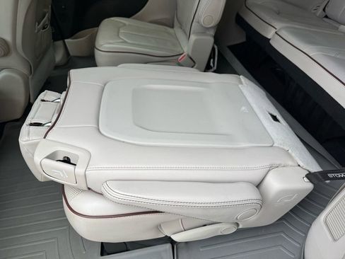 Used 2017 Chrysler Pacifica Limited image 22