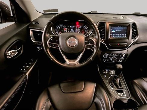 Used 2019 Jeep Cherokee Latitude Plus w/ Cold Weather Group AWD/4WD image 5