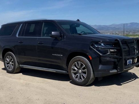 Used 2022 Chevrolet Suburban LT w/ LT Signature Package AWD/4WD image 2