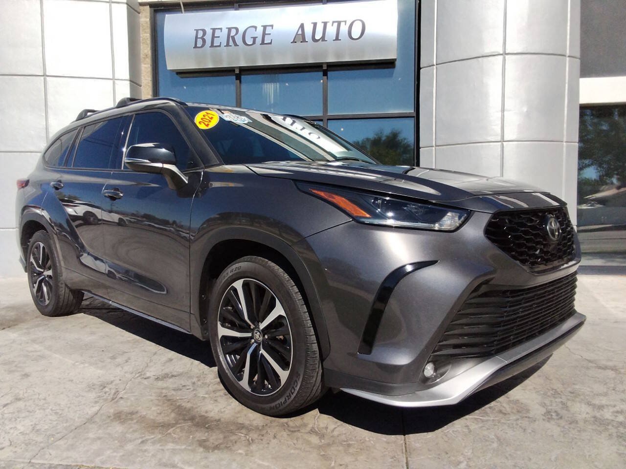 Used 2021 Toyota Highlander XSE FWD image 1