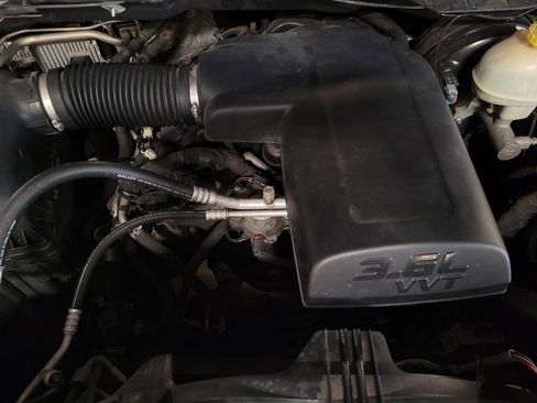 Used 2017 RAM 1500 Classic SLT RWD image 30