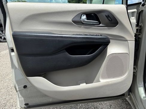 Used 2017 Chrysler Pacifica Limited FWD image 10
