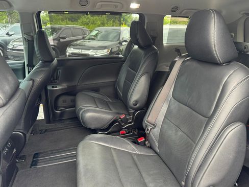 Used 2018 Toyota Sienna SE Premium w/ Carpet Mat Package FWD image 30