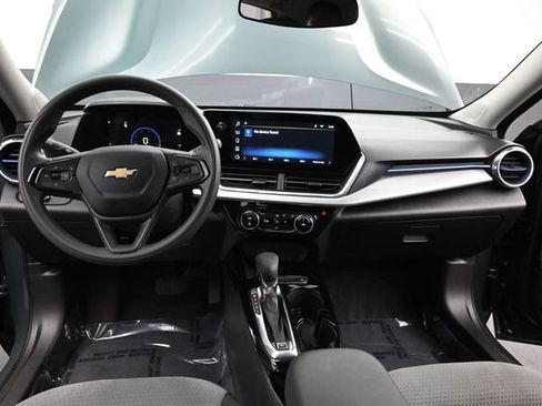 Used 2025 Chevrolet Trax LT FWD image 16