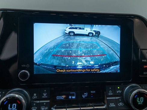 Used 2023 Toyota Highlander XLE AWD/4WD image 30