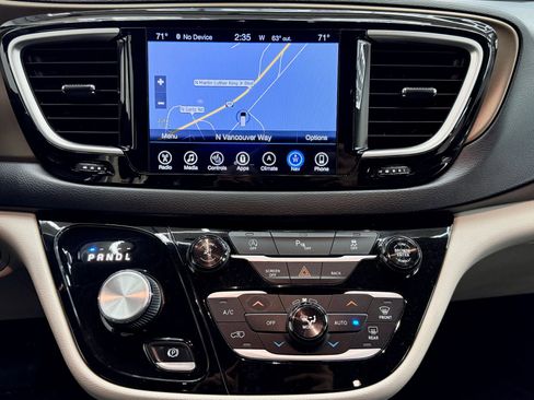 Used 2017 Chrysler Pacifica Touring-L w/ Tire & Wheel Group image 16