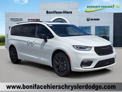 New 2026 Chrysler Pacifica Limited image 1